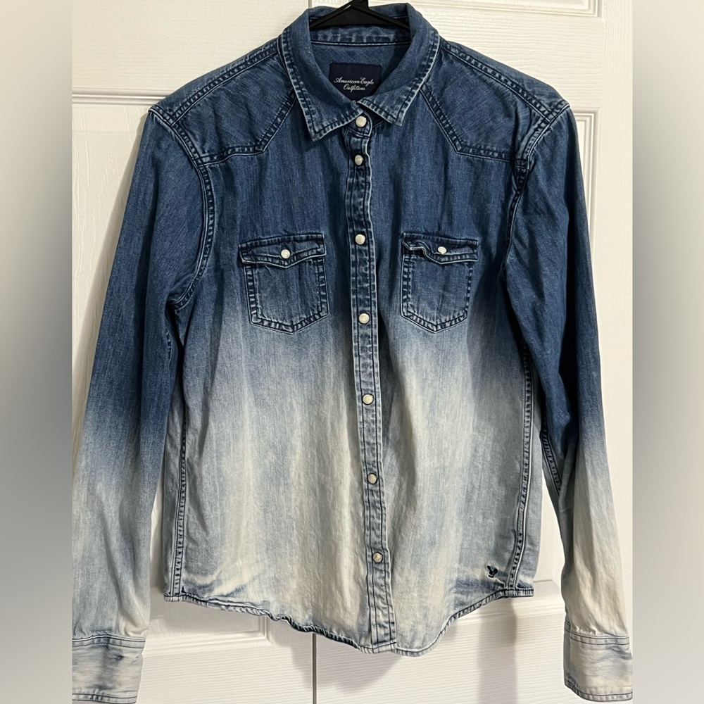 American Eagle button/clip down with collar. Ombré color. Size L.
